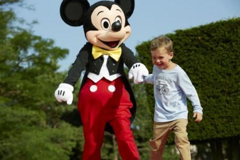 Disneyland csoportosan párizsi városnézéssel