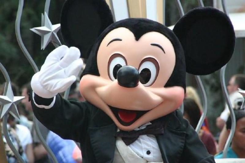 Disneyland Hotel - Szállás és parkbelépő csomag Disneyland Párizs 2021