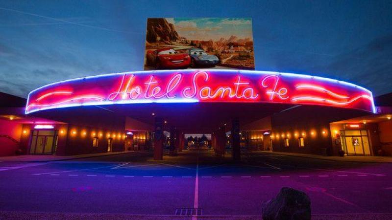 Hotel Santa Fe - Szállás és parkbelépő csomag Disneyland Párizs 2021