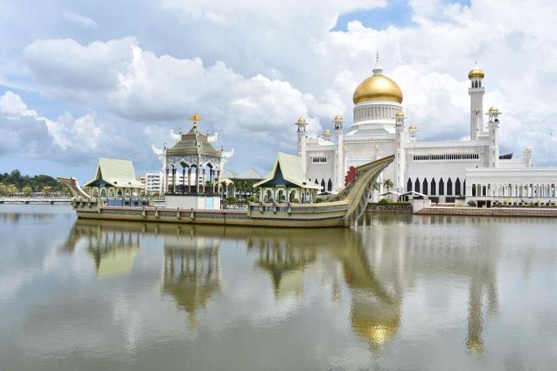Borneó és a Brunei Szultanátus, pihenéssel Langkawi tengerpartján