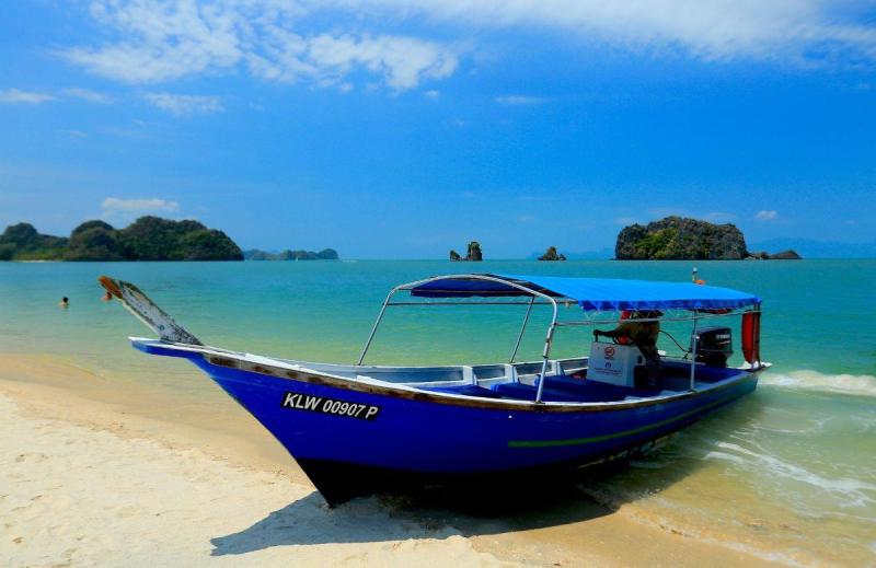 Borneó és a Brunei Szultanátus, pihenéssel Langkawi tengerpartján