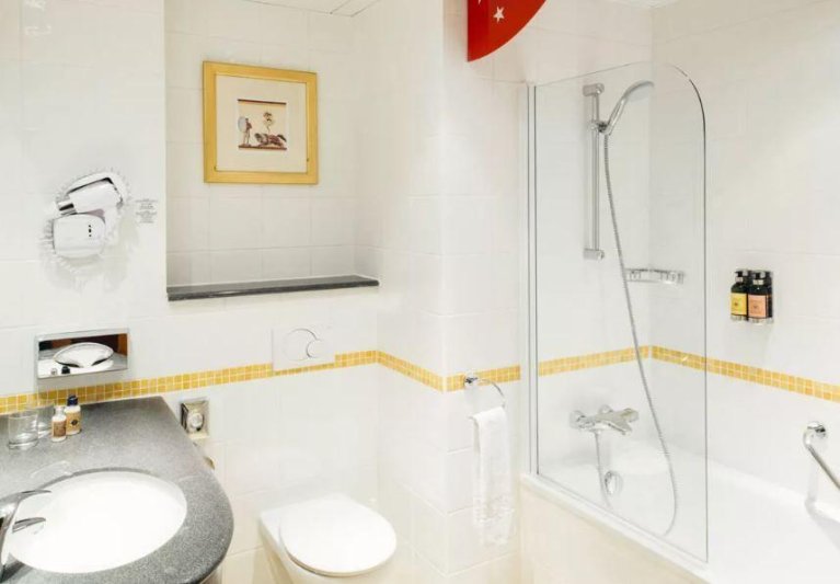 Disneyland csoportosan, párizsi városnézéssel 2026 május 20 - 23. - Grand Magic Hotel