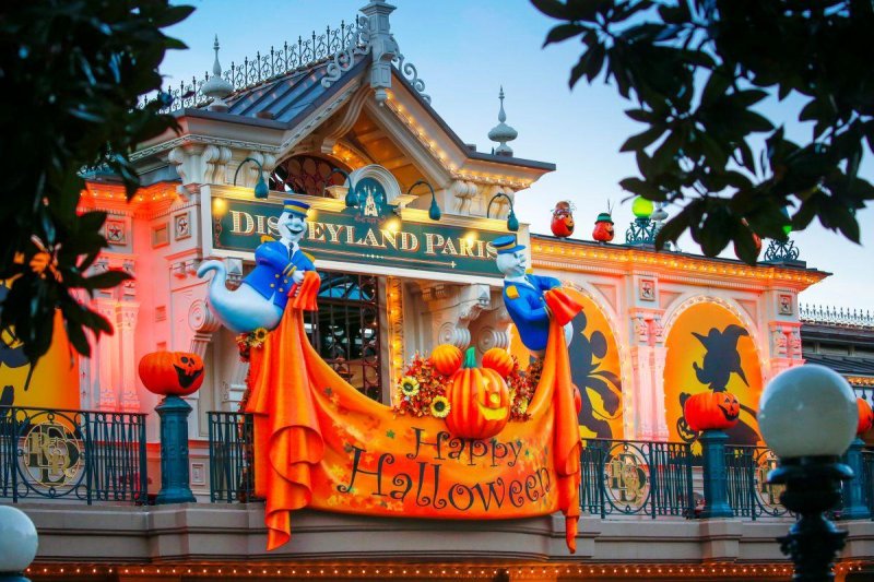 Disneyland csoportosan, párizsi városnézéssel 2026. október 21 - 24. - Disney Hotel Cheyenne