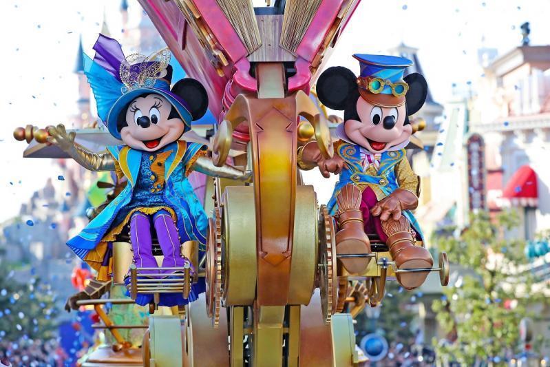 Disneyland csoportosan, párizsi városnézéssel.