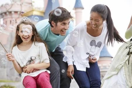 Disneyland csoportosan, párizsi városnézéssel.