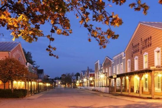 Disneyland csoportosan, párizsi városnézéssel.