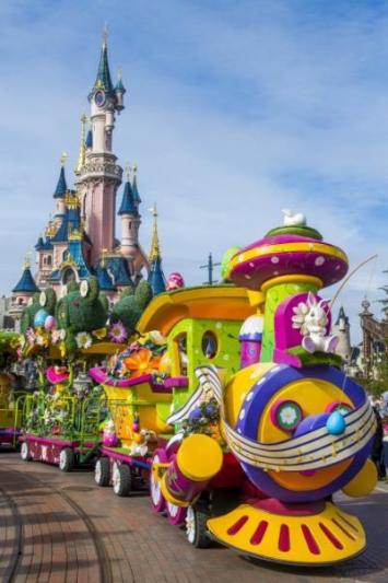 Disneyland csoportosan, párizsi városnézéssel.