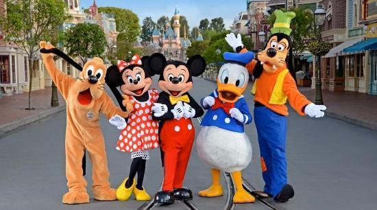 Disneyland csoportosan, párizsi városnézéssel.