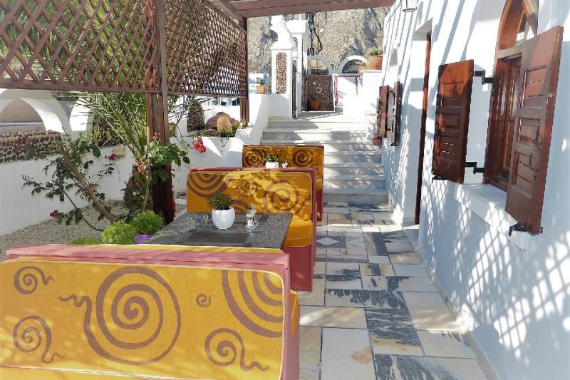 Szantorini Kamari utazás Black Sand Hotel