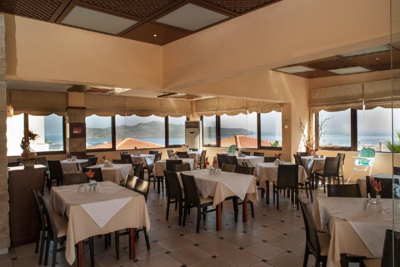 Kréta Agia Marina utazás Theo Hotel