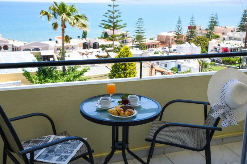 Kréta Agia Marina utazás Theo Hotel