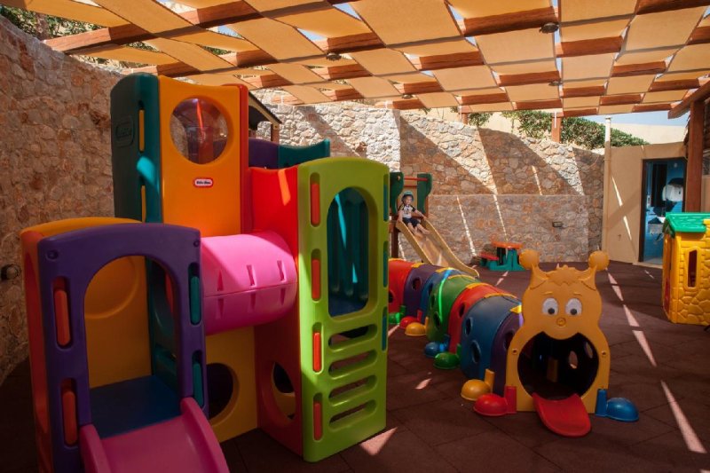 Kréta Agia Marina utazás Theo Hotel