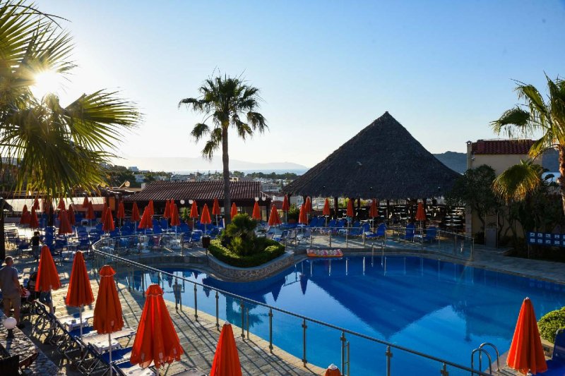 Kréta Agia Marina utazás Theo Hotel