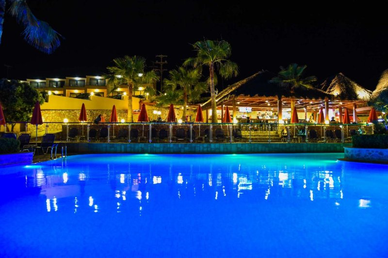 Kréta Agia Marina utazás Theo Hotel