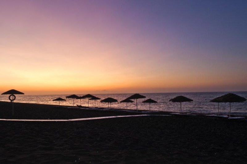 Szantorini Perissa utazás Atlantis Beach Villa