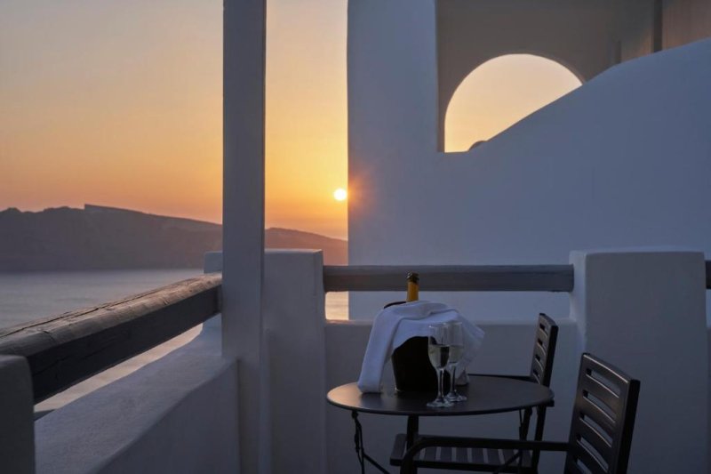 Mr and Mrs White Santorini Szantorini
