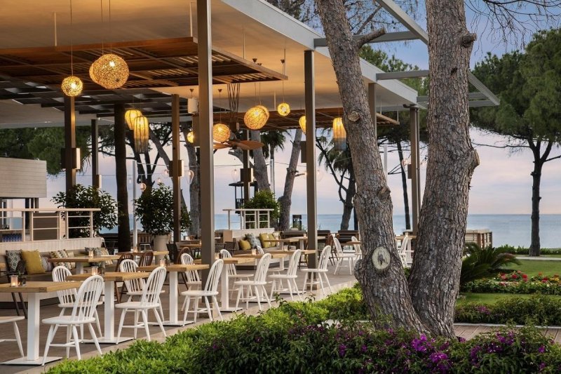 Acanthus & Cennet Barut Collection Side
