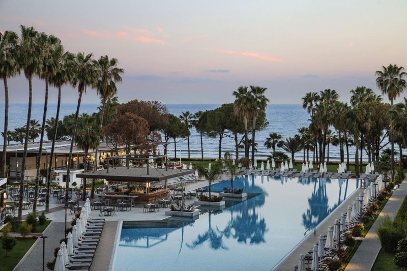 Acanthus & Cennet Barut Collection Side