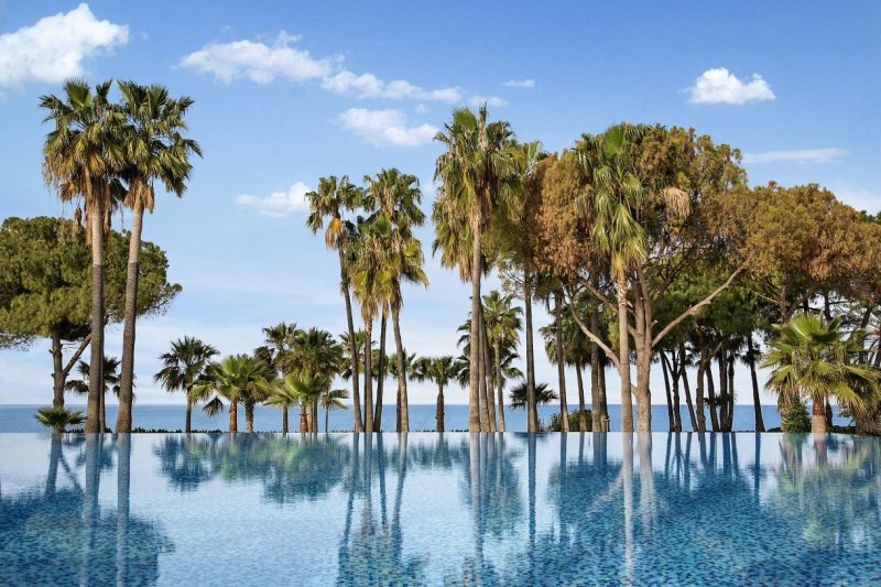 Acanthus & Cennet Barut Collection Side