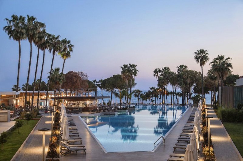 Acanthus & Cennet Barut Collection Side