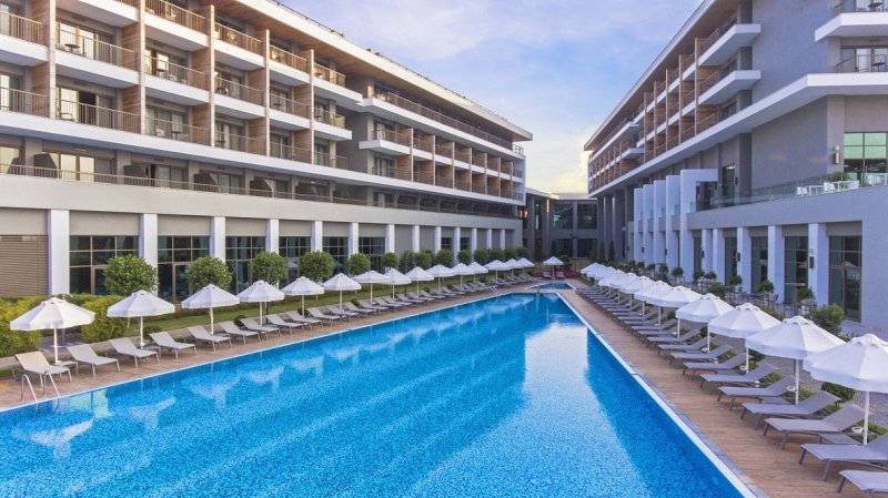 Acanthus & Cennet Barut Collection Side