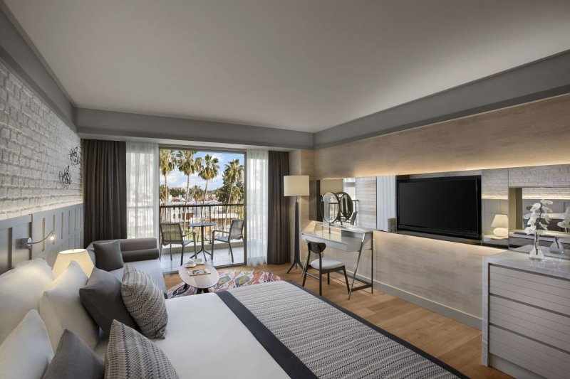 Side utazás Acanthus & Cennet Barut Collection