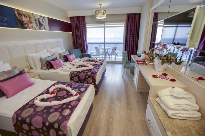 Alanya utazás Azura Deluxe Resort