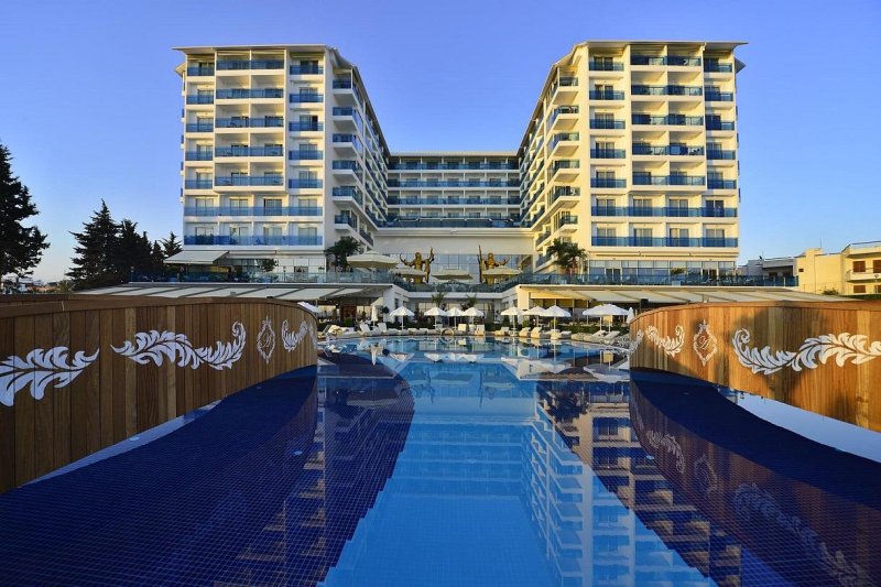 Alanya utazás Azura Deluxe Resort