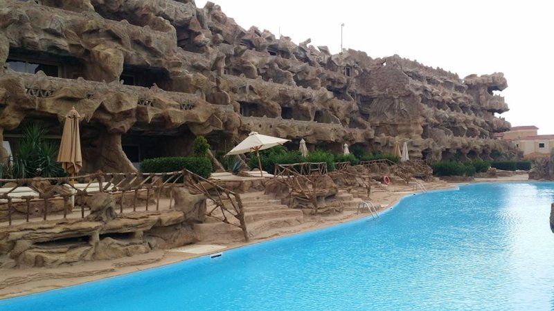 Hurghada utazás Caves Beach Resort