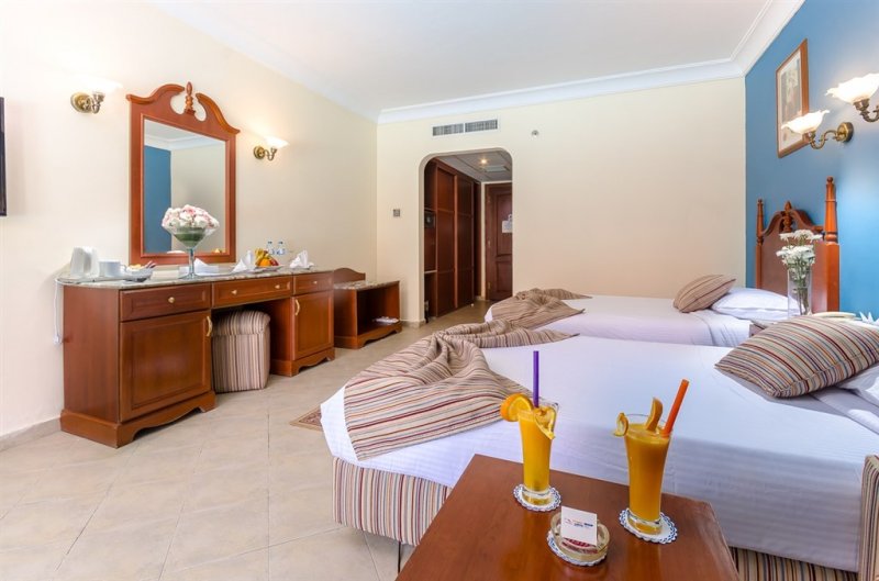 Kairó - Hurghada Titanic Beach