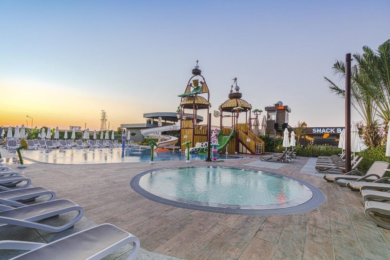 Kirman Calyptus Resort & Spa Side