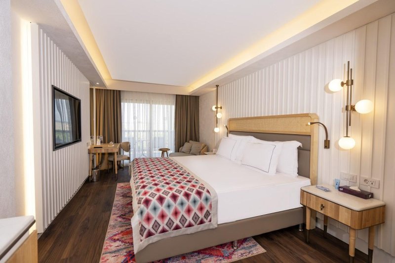 Antalya utazás Lara Barut Collection