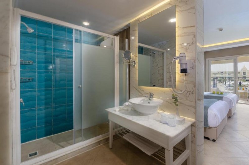 Hurghada utazás Titanic Royal