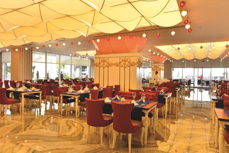 Alanya utazás Azura Deluxe Resort & Spa