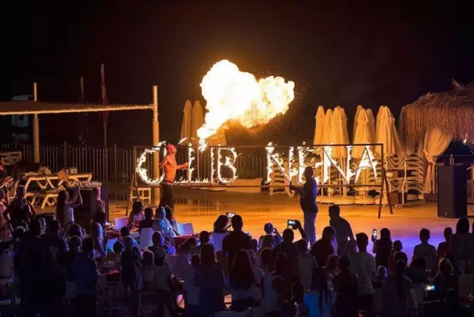Club Nena Side