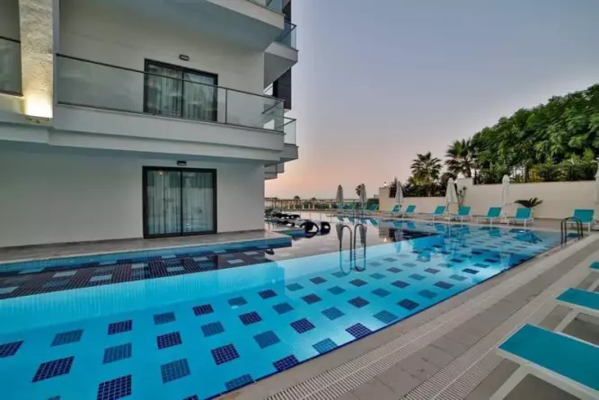 Diamond Deluxe Hotel Side