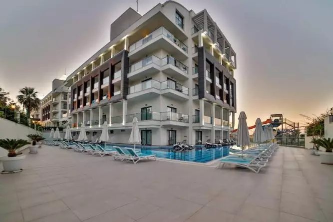 Diamond Deluxe Hotel Side