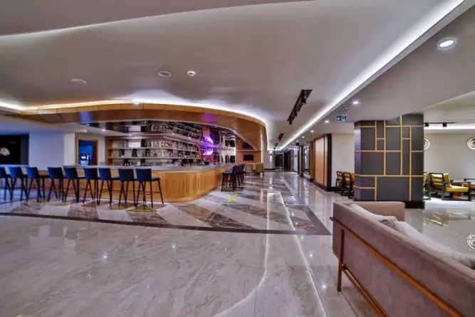 Diamond Deluxe Hotel Side
