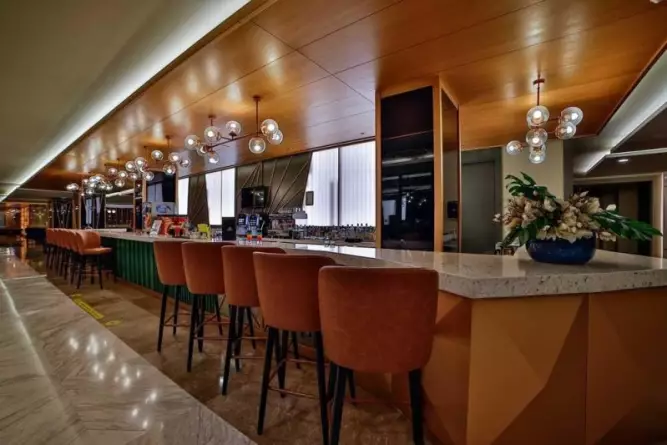 Diamond Deluxe Hotel Side