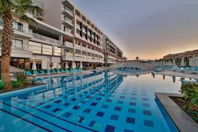 Diamond Deluxe Hotel Side