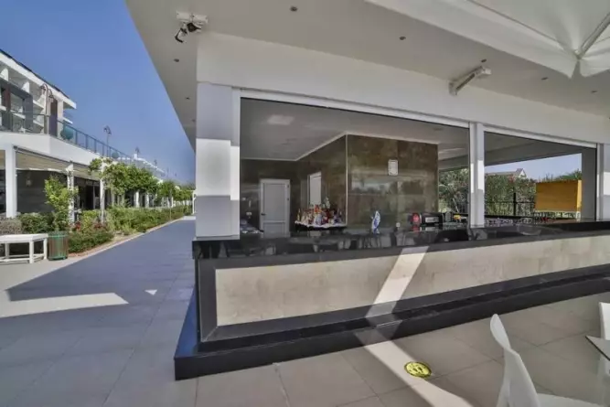 Diamond Deluxe Hotel Side