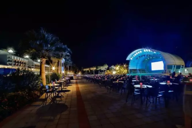 Diamond Deluxe Hotel Side