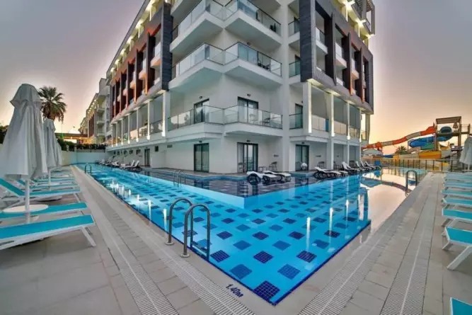 Diamond Deluxe Hotel Side