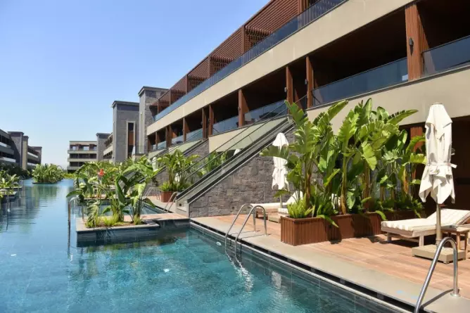 Jacaranda Luxury Side