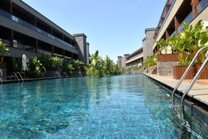 Jacaranda Luxury Side