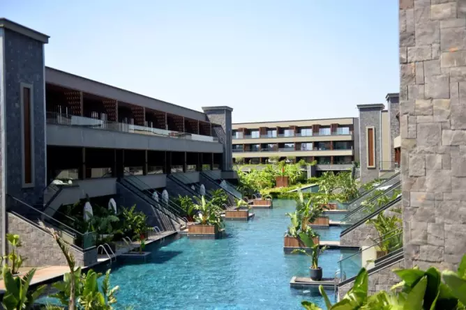 Jacaranda Luxury Side
