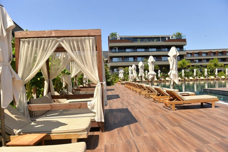 Jacaranda Luxury Side