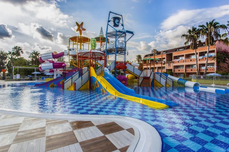 Alanya utazás Lonicera World Hotel