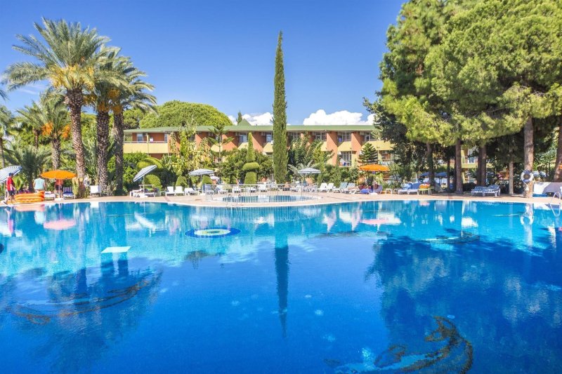 Alanya utazás Lonicera World Hotel