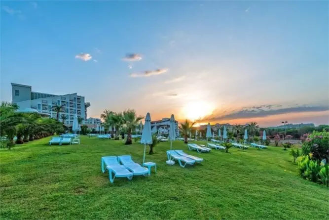Royal Atlantis Spa & Resort Side